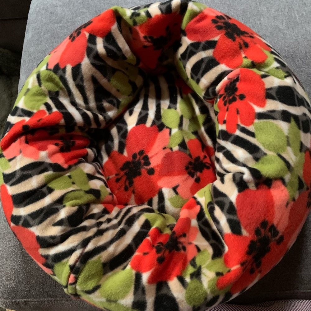 Handcrafted Soft Round Cat Small Dog Bed